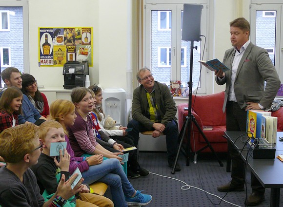 Der Autor und gelernte Lehrer Timo Parvela liebt den Kontakt zu Kindern und gab fröhlich seine Lesung in der Bad Berleburger Stadtbücherei. (WP-Foto: Christiane Sandkuhl)
