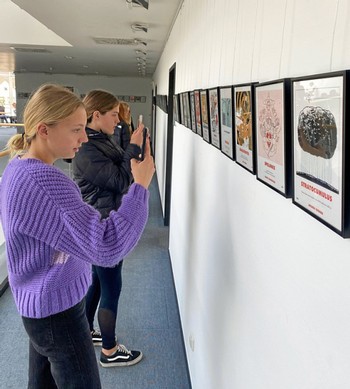 Die Jugendlichen staunen über die rund 300 Illustrationen. Natürlich beschäftigen sie sich nicht nur mit der Übersetzung der Wörter, sondern fotografieren auch ihre ganz persönlichen Favoriten. (Foto: Privat)