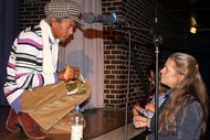 Lesung: 'Ein Lied für Dulce' von Sylvain Prudhomme: Musiker Gruppe 'Super Mama Djombo' signiert Autogrammkarten, Foto: Jens Gesper