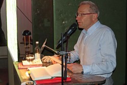 Bis zur Corona-Pandemie waren die alljährlichen Literaturpflaster-Einführungen in der Kur-Apotheke, seit dem vergangenen Jahr sorgt Apotheker Karsten Wolter dafür, dass die Gäste im Bildungszentrum landestypische Heilpflanzen und Spezialitäten sowie guten Wein bekommen.