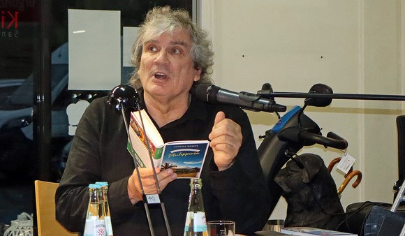 Mit echter, großer Begeisterung macht jetzt Joscha Remus auf dem Berleburger Literaturpflaster Werbung für die Philippinen. (Foto: Jens Gesper)