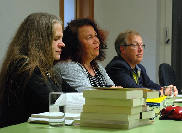 Die finnische Autorin Leena Lehtolainen (M.), flankiert von Rikarde Riedesel und Christoph Haupt. (SZ-Foto: Marcel Strack)