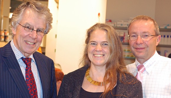 Literaturpflaster-Schirmherr Prof. Ralf Schnell mit Organisationschefin Rikarde Riedesel und Gastgeber Karsten Wolter (r.). (WP-Foto: Herbert Kleinbruckner-Gautam)