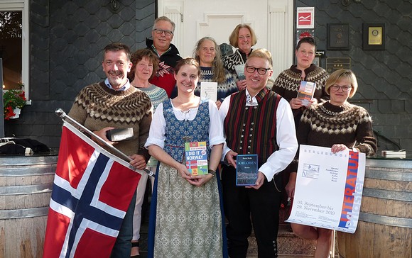 Das Literaturpflaster ist eine kulturelle Institution mit langer Tradition in Bad Berleburg. Die Veranstalter, Planer und Unterstützer blicken der mittlerweile 26. Ausgabe mit großer Vorfreude entgegen – selbst bei hochsommerlichen Temperaturen im Norwegerpullover. Alle Achtung! (SZ-Foto: Alexander Weiß)