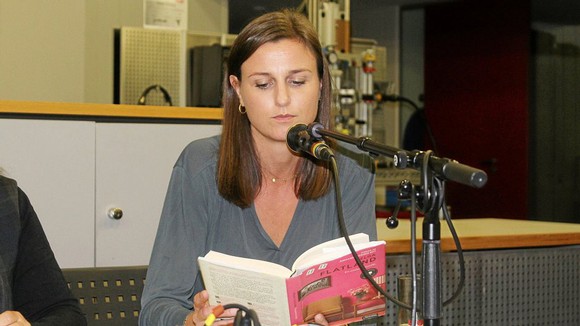 Helga Flatland gewährt dem Publikum einen tiefen Einblick in die Hintergründe des Familiendramas. (WP-Foto: Emma Rothenpieler)