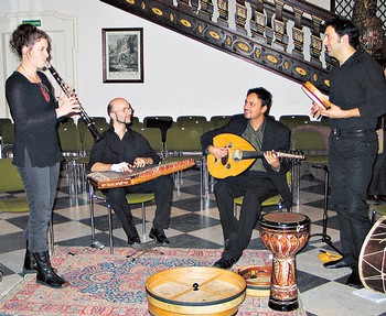Annette Maye, Muhittin Temel, Gürkan Balkan und Murat Coşkun (v. l.) sorgten mit ihren Instrumenten für einen exotischen Abend im Berleburger Schloss. (SZ-Foto: Jens Gesper)