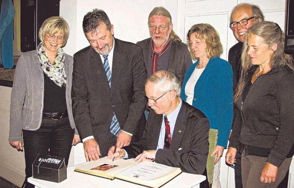 Nach seinem Vortrag durfte sich Dr. Uwe Kaestner in das Goldene Buch der Stadt Bad Berleburg eintragen. Mit von der Partie waren Vertreter aus dem Veranstaltungskomitee des Literaturpflasters. (SZ-Foto: Patrick Kohlberger)