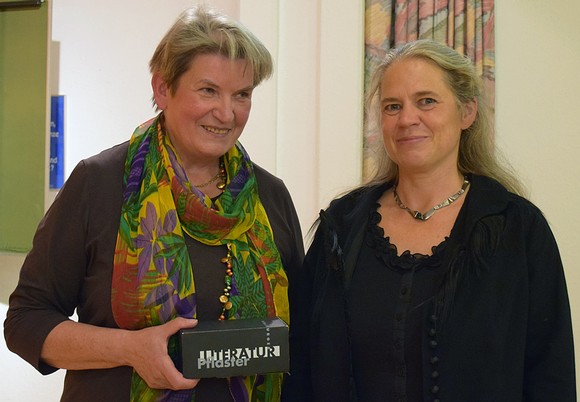 Rikarde Riedesel (r.) überreichte Katja Heinzelmann am Donnerstagabend nach der Märchenlesung den Literatur-Pflasterstein. (SZ-Foto: Ann Kathrin Berge)