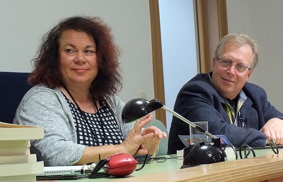 Leena Lehtolainen mit 'Vorleser' Christoph Haupt am Richtertisch in Bad Berleburg. (WP-Foto: Irmtraud Treude)