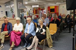 ... Stellen im Sanitätshaus Kienzle verteilt, um die Literaturpflaster-Lesung mit Joscha Remus gespannt zu verfolgen.