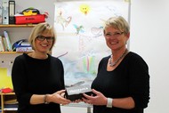 Kindergarten-Lesung: 'Ein Krokodil unterm Bett' von Ingrid und Dieter Schubert; Bettina Born überreicht den Literaturpflasterstein an Annette Eckhardt-Sommer (Kita Leiterin); Foto: Jens Gesper