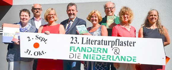 Die Planer und Veranstalter des Literaturpflasters sind von der Vielfalt des Gastlandes überzeugt. Von links: Monika Schröder, Andreas Wolf, Bettina Born, Bernd Fuhrmann, Ursula Belz, Otto Marburger, Marlen Jourdan und Rikarde Riedesel. (WP-Foto: Britta Prasse)