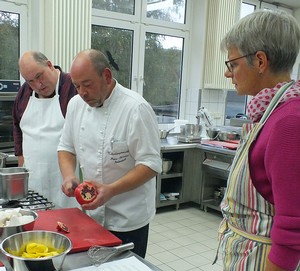 Beim Kochkurs lernen zwölf Teilnehmer georgische Spezialitäten kennen. (WP-Foto: Irmtraud Treude)