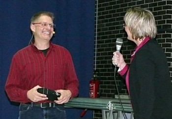 Auch für Dirk Bleyer gab es von der Veranstaltergemeinschaft des Berleburger Literaturpflasters einen Pflasterstein, hier aus den Händen von Bettina Born, ein Dankeschön für seine hervorragende Arbeit. (WP-Foto: Christiane Sandkuhl)