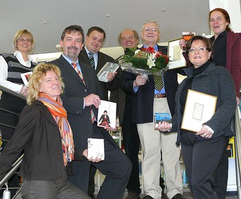 Vertreter der Veranstaltergemeinschaft des 15. Berleburger Literaturpflasters zogen in der Stadtbücherei eine hocherfreuliche Bilanz der achtwöchigen Kulturreihe. (WP-Foto: Christiane Weinhold)