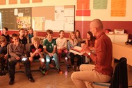 Schullesung: 'Der Riese, der mit dem Regen kam' von Stefan Boonen; Die Schüler der Grundschule Dotzlar machen großen Augen bei Riese und Co.; Foto: Rikarde Riedesel