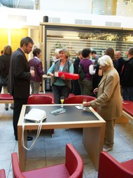 Vernissage der Ausstellung: Fotografisches Reisetagebuch - Island von Christine Apler und Johanna Riedesel, Sparkasse Wittgenstein 14.09.2011, links Vorstandsmitglied der Sparkasse Wittgenstein Andreas Dröse mit Besuchern, Foto: Volker Gastreich (SZ)