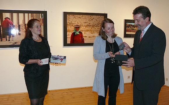 Freudestrahlend nimmt Fotografin Natascha Senftleben (Mitte) aus den Händen von Berleburgs Bürgermeister das Dankeschön in Form des 'Literaturpflastersteins' entgegen. Links im Bild, Stadtarchivarin Rikarde Riedesel. (WP-Foto: Christiane Weinhold)