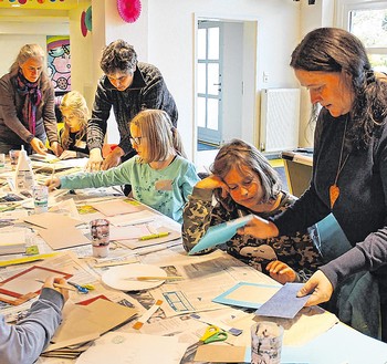 Sissel Horndal leistete den formgebenden Input, die Kreativität zum eigenen Buch brachten die Kinder selber mit. (SZ-Foto: Sarah Benscheidt)