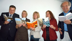 Holger Saßmannshausen (Sparkasse), Bettina Born (Touristikverein Bad Berleburg), Marlen Jordan (VHS), Rikarde Riedesel (Stadt Bad Berleburg) und Otto Marburger (Kulturgemeinde/v.l.) stellen Kataloniens Literatur und Kultur im Literaturpflaster vor. (WR-Bild: lpd)