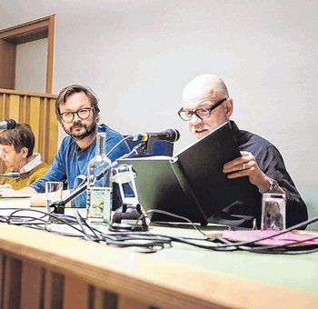 Autor Ingar Johnsrud (l.) las mit seiner deutschen Stimme Dietmar Wunder im Bad Berleburger Amtsgericht. (SZ-Foto: Guido Schneider)