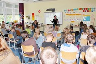 Schullesung: 'Virus' von Mirjam Mous: Schüler lauschen gebannt den Worten von Mirjam Mous; Foto: Jens Gesper