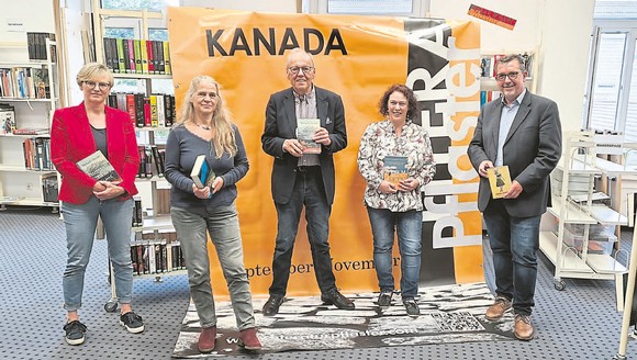 Die Veranstalter des Bad Berleburger Literaturpflaster, vertreten durch Bettina Born, Rikarde Riedesel, Otto Marburger, Heidi Haswell-Lückel und Bürgermeister Bernd Fuhrmann, blicken gespannt auf 12 hochkarätige kulturelle Veranstaltungen rund um das Buchmessen-Gastland Kanada. (WIPO-Foto: Benedict Weinhold)