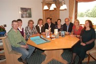 Pressekonferenz, Landhaus Wittgenstein 01.09.2010, Peter und Monika Grobbel (Landhaus Wittgenstein), Jutta Plaschke (Sparkasse Wittgenstein), Marlen Jourdan (VHS), Bernd Fuhrmann (Bürgermeister Stadt Bad Berleburg), Monika Kuhli (Buchhandlung MankelMuth), Otto Marburger (Kulturgemeinde), Bettina Born (Touristikverein), Rikarde Riedesel (Stadt Bad Berleburg), Foto: Daniel Duhr (WP)