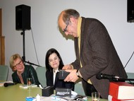 Lesung Leichendieb von Patrícia Melo, Amtsgericht Bad Berleburg 11.10.2013, Bárbara Mesquita (Übersetzerin), Patrícia Melo, Otto Marburger (Kulturgemeinde), Foto: Anna Krämer (WiPo)