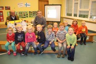 Kindergarten-Lesung von Matthias Wieland: ‚Mumins‘ von Tove und Lars Jansson; Otto Marburger, Matthias Wieland und Kinder der AWO-Kindertagesstätte Arfeld; Foto: Björn Weyand (SZ)