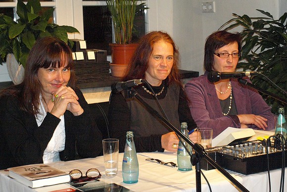 Yrsa Sigurðardóttir (l.) las aus ihrem neuen Buch 'Geisterfjord' in der voll besetzten Berleburger Schloss-Schänke. Mit auf dem Podium: Kustodin Rikarde Riedesel (M.) und die 'deutsche Stimme des Romans', Monika Kuhli. (SZ-Foto: Guido Schneider)