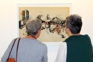 Ausstellung 'Phantasie und Geschichte - Illustratoren aus Flandern und den Niederlanden' von Charlotte Dematons, Ann de Bode und Peter Goes: Besucherinnen der Ausstellung; Foto: Jörg Langendorf (SZ)