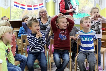 Gespannt verfolgten die Zwergenland-Kinder in Girkhausen, wie auf dem Literaturpflaster aus ihren Anregungen nach und nach ein Bild entstand. (Foto: Jens Gesper)