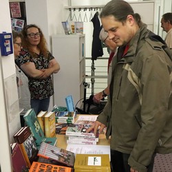 Der MankelMuth-Büchertisch hielt für das Publikum der Literaturpflaster-Veranstaltung ein breites Angebot zum Thema „Philippinen“ in der Berleburger Stadtbücherei bereit.