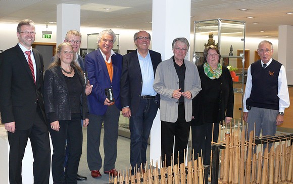 Ausstellende, Organisatoren, Ehrengäste und zahlreiche Besucher der Vernissage wissen, dass die Exponate wahre Schmankerl sind. Klaus-Werner Friedrich und Marie-Louise Kemsies (r.) sind die Ausstellenden. (WP-Foto: Christiane Sandkuhl)