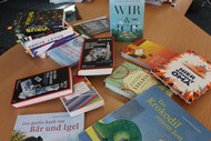 Der Büchertisch der Buchhandlung MankelMuth ist prall gefüllt mit bester Lektüre aus Flandern und den Niederlanden; Foto: Rikarde Riedesel