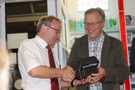 Vortrag: 'Dit is wat we delen - Literatur aus Flandern und den Niederlanden zwischen 1993 und 2016' von Prof. Dr. Jan Konst: Christoph Haupt überreicht Karsten Wolter (Kur Apotheke) den Literaturpflasterstein zum Dank; Foto: Rikarde Riedesel