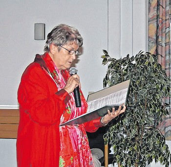 Katja Heinzelmann nahm ihr Publikum mit in die Welt hinter den sieben blauen Bergen. (SZ-Foto: Sarah Benscheidt)