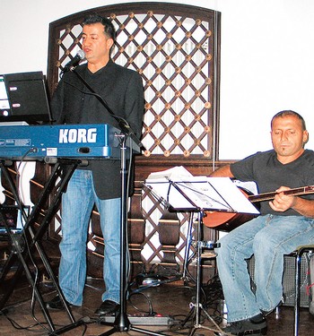 Mete und Ali sorgten im Berleburger Schloss am Samstagabend für die passende Musik zum türkischen Spezialitätenabend im Rahmen des Literaturpflasters. (SZ-Foto: Jens Gesper)