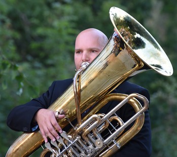 Konzert: 'Northern Lights & Balkan Beats' Tuba Libre feat. Ragnhild Hemsing | Attila Benkö (Tuba) (Foto: Christoph Haupt) - Kulturgemeinde Bad Berleburg