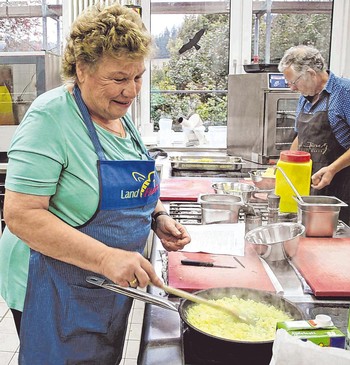 Hier entsteht die Beilage: Macaire-Kartoffeln sind kleine Kartoffel-Spezialitäten und bildeten im Verbund mit den Lachs-Tranches die Vorspeise. (SZ-Foto: Sarah Benscheidt)