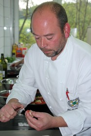 Hans-Christian Radenbach zeigte, wie der Darm eines Flusskrebses entfernt wird. (SZ-Foto: Björn Weyand)