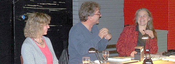 Bert Wagendorp brachte nicht nur Moderatorin Rikarde Riedesel (rechts) und Übersetzerin Marlen Jourdan (links) des Öfteren mit flotten Sprüchen zum Lachen. (WP-Foto: Patrick Friedland)
