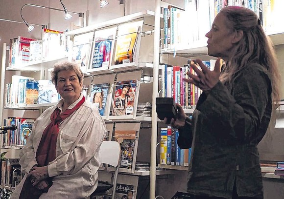 Rikarde Riedesel (r.) bedankte sich bei Katja Heinzelmann, die sich im Rahmen des Bad Berleburger Literaturpflasters mit Märchen aus Kanada beschäftigte. (SZ-Foto: Guido Schneider)