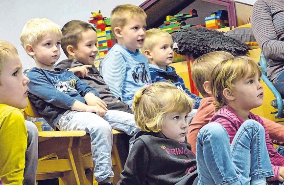 Gespannt sahen sich die Kinder des AWo-Kindergartens Berghausen die farbenfrohen Illustrationen des Kinderbuchs 'Der Hühnerdieb' an und dachten sich dabei die ein oder andere eigene Geschichte aus. (SZ-Foto: Janina Althaus)