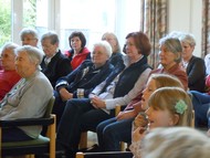 Vortrag und Lesung (VHS): ‚Märchen aus Finnland‘ von Katja Heinzelmann; Publikum im Haus am Sähling; Foto: Rikarde Riedesel