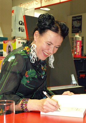 Rosa Liksom gilt manchen als skurril, gar als schrill. Nach der Lesung in Bad Berleburg signierte sie mit viel Freude die Bücher ihrer Leser. (SZ-Foto: Guido Schneider)