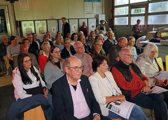 Zum Auftakt des 32. Berleburger Literaturpflasters kamen mehr als 40 Zuhörende ins Bildungszentrum Wittgenstein an der Berleburger Limburgstraße, um 'Eindrücke aus 150 Jahren philippinischer Literatur' zu gewinnen. (Foto: Veranstalter / Jens Gesper)