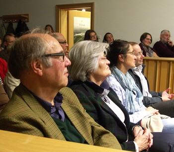 Aufmerksam lauschte das Publikum der Lesung im Gerichtssaal. (SZ-Foto: Dr. Volker Gastreich)