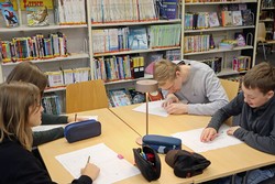 Realschullehrer Fabian Ballmann (Zweiter von rechts) nahm genau wie seine Schülerinnen und Schüler aus der achten Klasse am Graphic-Novel-Workshop teil.